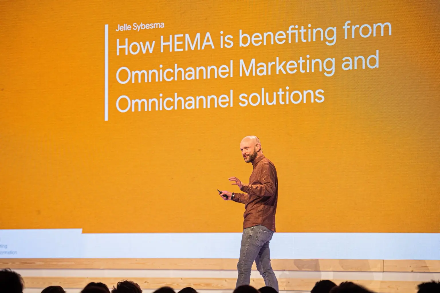 Jelle Sybesma spreekt op een congres over omnichannel